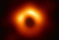 برای اولین بار در تاریخ ، نور از پشت یک سیاهچاله غول پیکر شناسایی شد