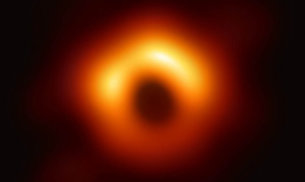 برای اولین بار در تاریخ ، نور از پشت یک سیاهچاله غول پیکر شناسایی شد